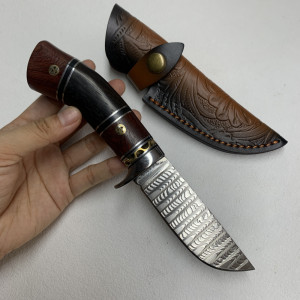 Компактен японски ловен нож MYATO POCKET DAMASK, стомана VG10, бутикова дръжка от абанос и палисандър, кожена кания